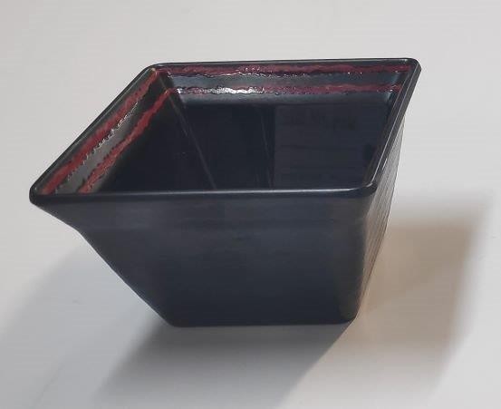 קערית מלמין שחורה עם פסים אדומים מרובעת 10 ס"מ דגם מירית